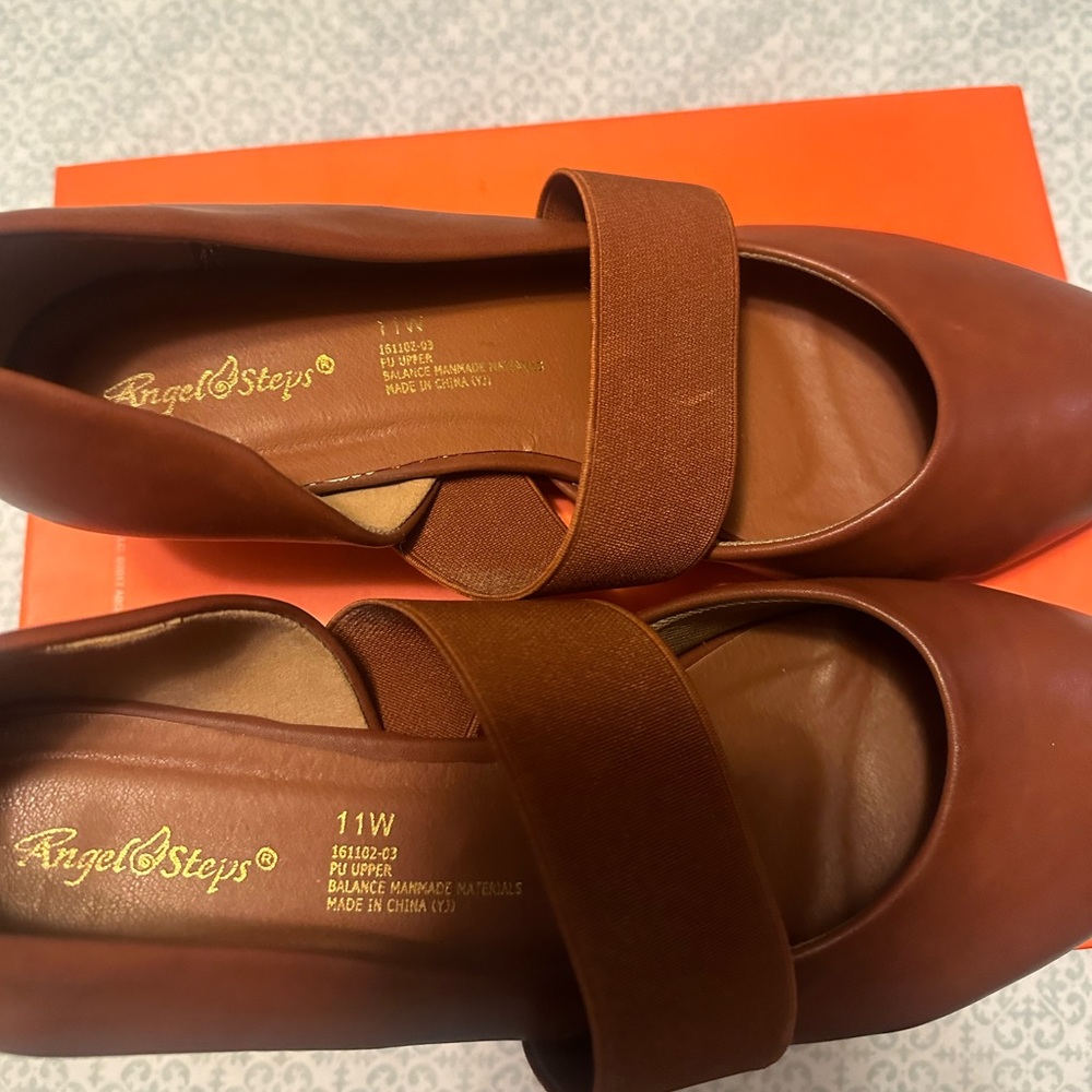 11w Womens Brown Closed Toe Heels